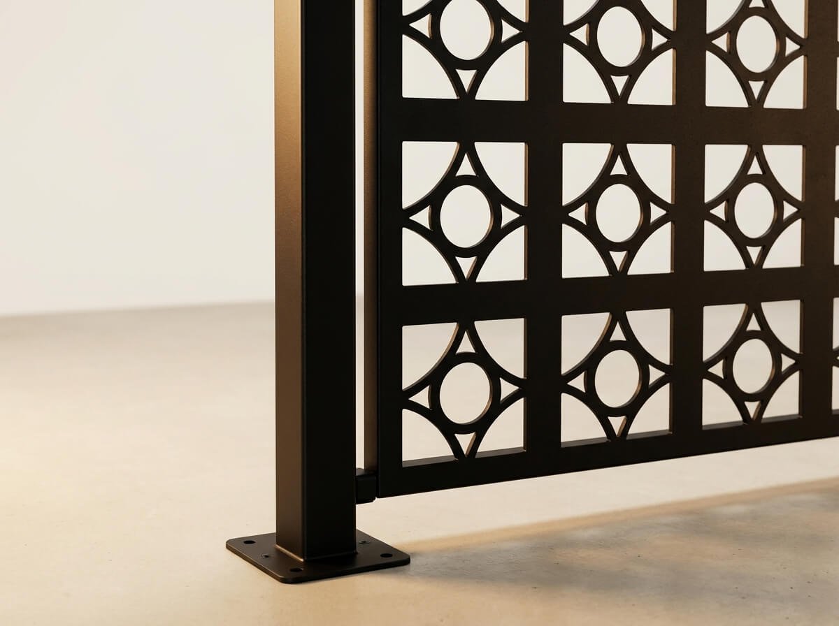 Detalle del panel, poste, acabado y base del barandal modular de acero